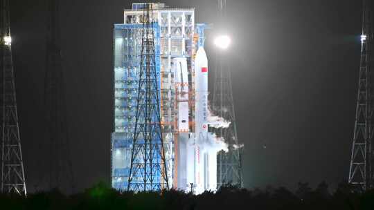 海南文昌火箭发射基地长征五B载着遥感卫星视频素材模板下载