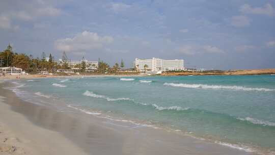 白天塞浦路斯著名的尼西海滩的强大绿松石波浪