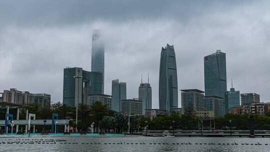 雨雾中的城市延时摄影