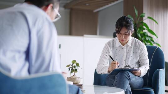 年轻女心理咨询师为中年男子提供服务