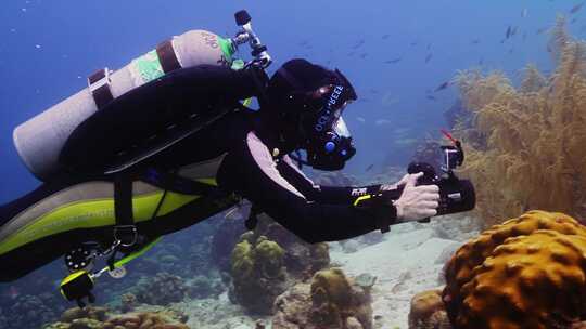 一名潜水员在海洋中潜水的慢镜头