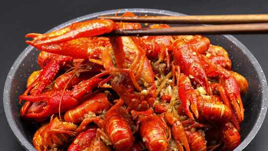 吃小龙虾 从锅里夹起小龙虾 小龙虾素材