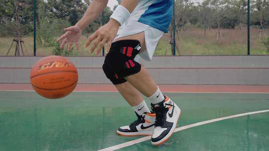 男女户外运动打篮球