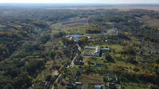 空中拍摄村德曼。圣三一修道院。乌克兰