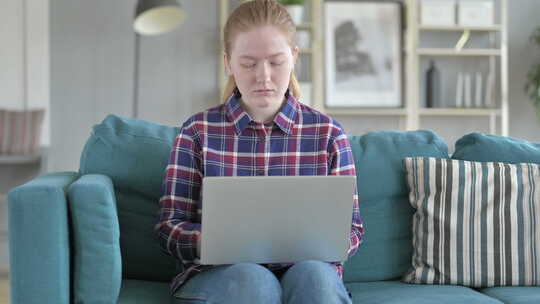 年轻女子在笔记本电脑上工作和打喷嚏视频素材模板下载