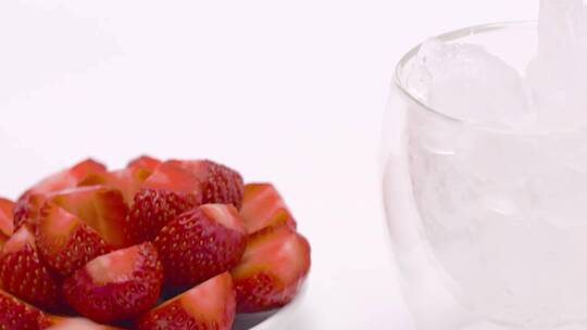 草莓榨汁视频素材模板下载