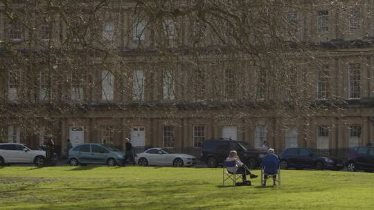 老年夫妇坐在草地上