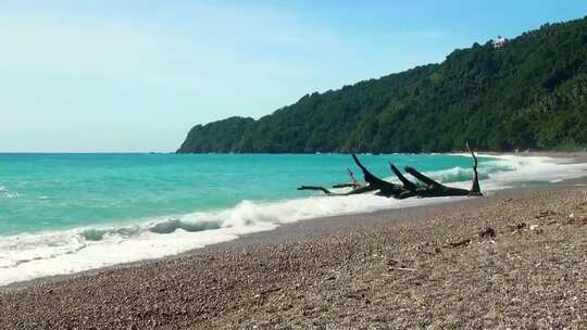 蓝天白云海边沙滩海水翻滚