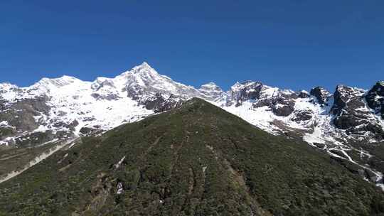 航拍毕棚沟森林雪山