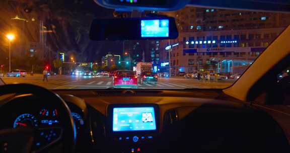 夜间开车行驶在城市道路视角