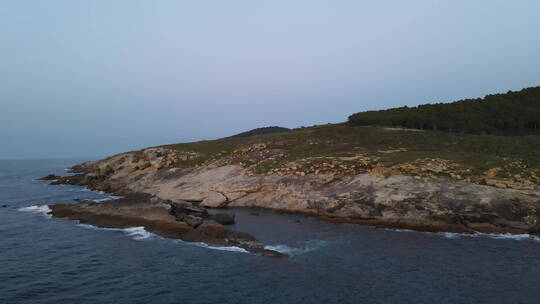 海浪拍打着海岸岩石      