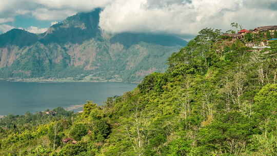 巴图尔湖和火山位于巴厘岛中央山脉，靠近金塔马尼村