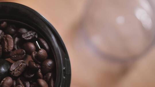 家用咖啡机中的咖啡豆