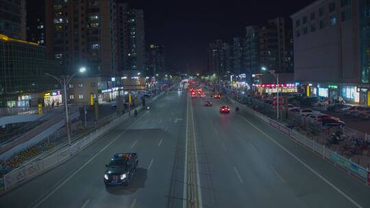 夜晚川流不息的车流