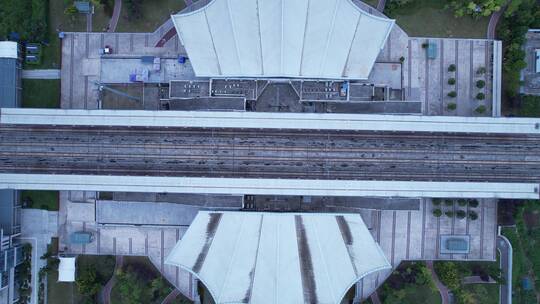 铁路上升俯瞰邛崃站广场车道全景视频素材模板下载