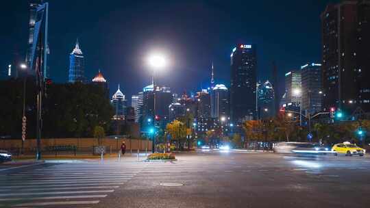 上海夜景中车水马龙的繁华景象车流延时