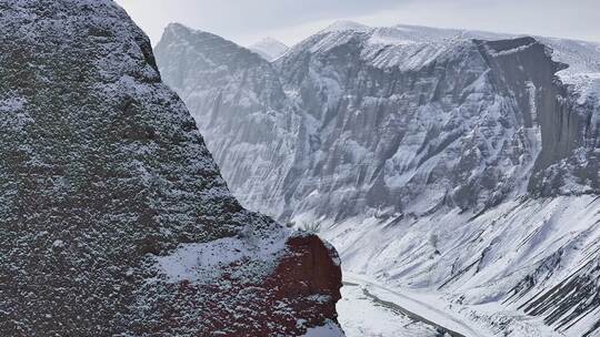 安集海大峡谷冬天雪天航拍风光