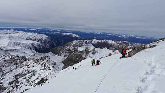 攀登四川岷山山脉雪宝顶雪山的登山队