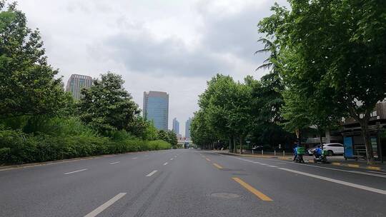 上海封城中的阴天公路路况