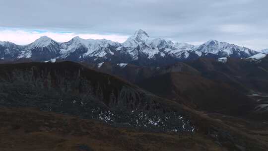 四川甘孜冷嘎措附近与贡嘎雪山