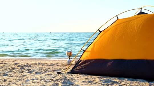 海滩上的黑黄相间的露营帐篷视频素材模板下载