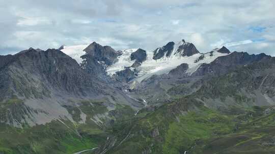 航拍川西格聂山区阿萨贡格雪山草原风光