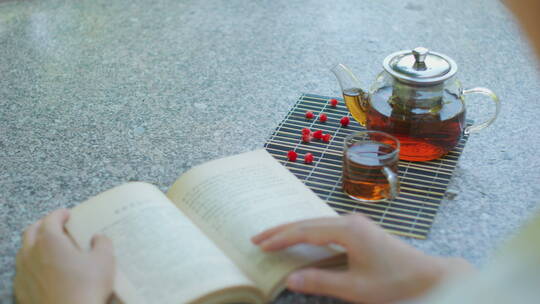 中国女性女人户外公园喝茶读书学习办公