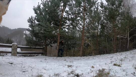 女人欣赏飘落的雪花