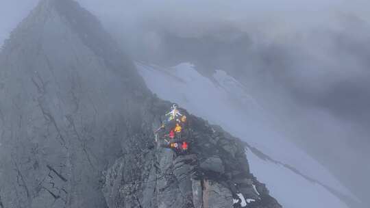 航拍登顶川西横断山脉乌库楚雪山的登山者