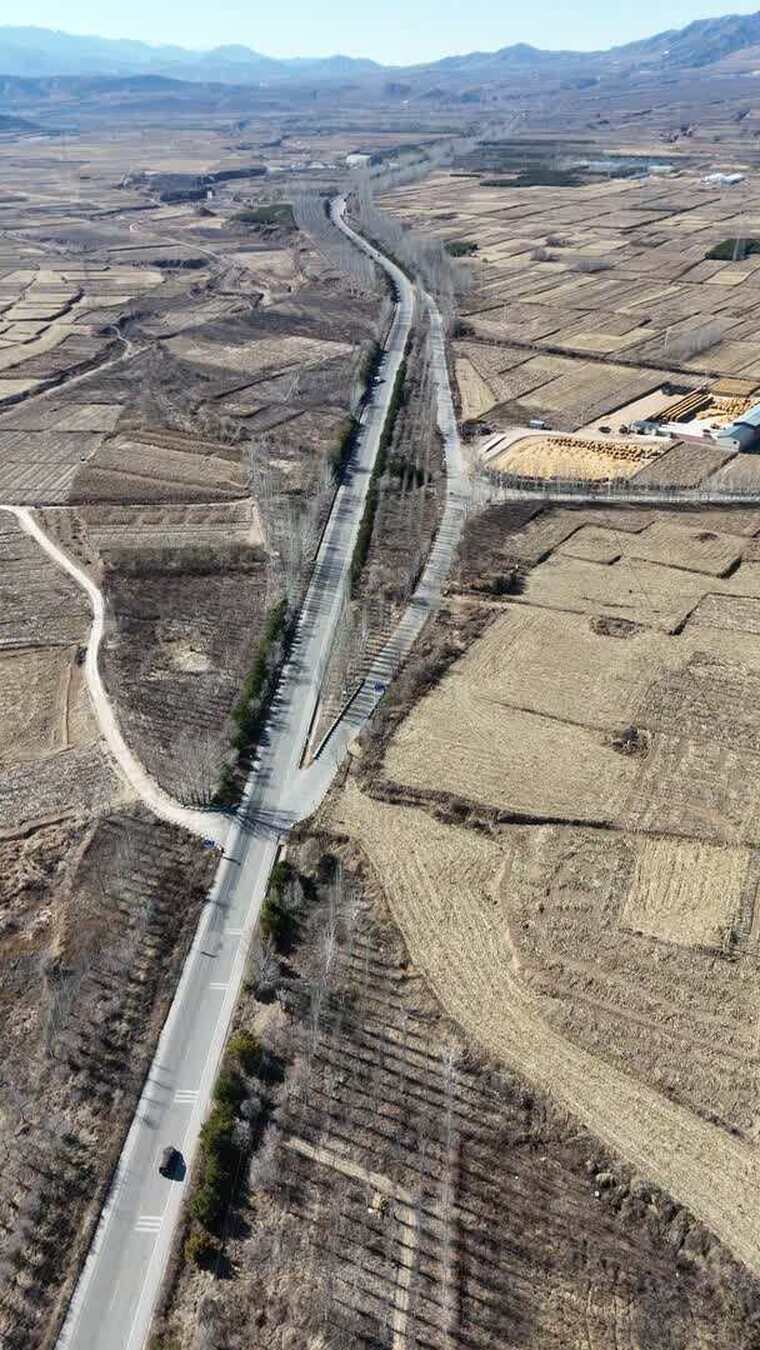 航拍乡村公路与田野风光