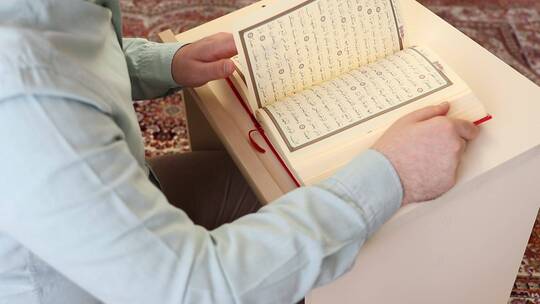 年轻穆斯林男子阅读古兰经视频素材模板下载