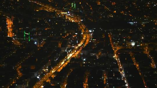 夜里从空中看到的城市灯光
