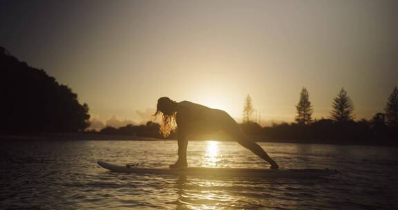 湖中练瑜伽的女人