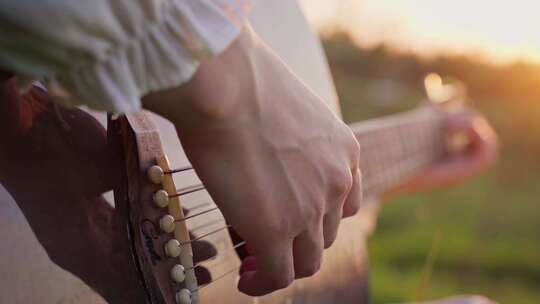 草地上弹吉他的女孩