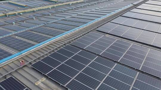 新能源太阳能光伏 工厂分布式屋顶光伏安装视频素材模板下载