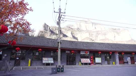 挂红灯笼的乡村中心建筑外景