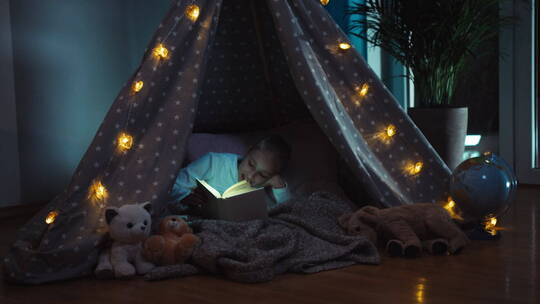 孩子在帐篷里读书