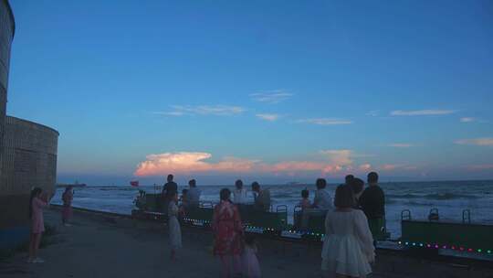 海边的人们欣赏着海景