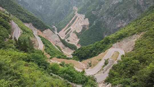 山区修建的蜿蜒盘山公路