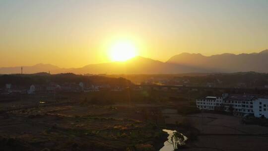 夕阳下的小山村高铁行驶