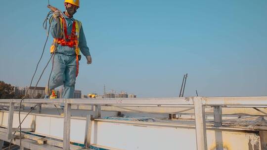 电焊视频深圳方舱医院建设屋顶焊接现场视频素材模板下载
