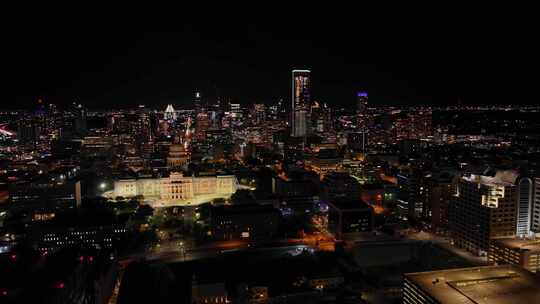 航拍奥斯汀市中心德克萨斯州议会大厦夜景