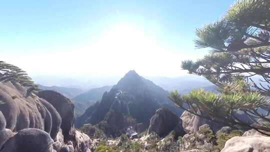 从黄山莲花峰远眺天都峰日出