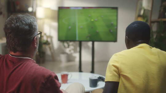 男性朋友在电视上看足球比赛视频素材模板下载