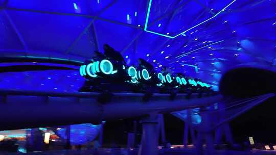 上海迪士尼创极速光轮过山车快速驶过