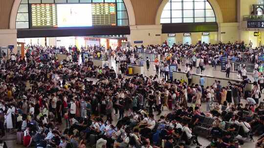 城市高铁火车站人潮汹涌等待候车的人群实拍