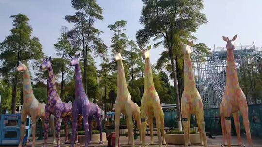 游乐园长颈鹿雕像视频素材模板下载