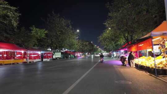 夜晚街道旁的摊位集市