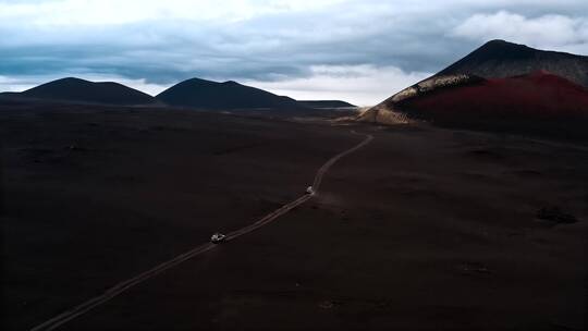 航拍汽车行驶在公路上景观