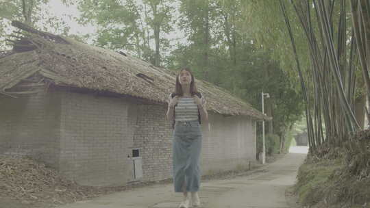 女孩漫步竹林欣赏古老乡村田间风景灰片视频素材模板下载